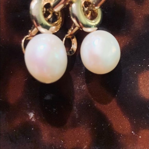 CHIC SILVERY PEARL DROP EARRINGS - Picture 4 of 5
